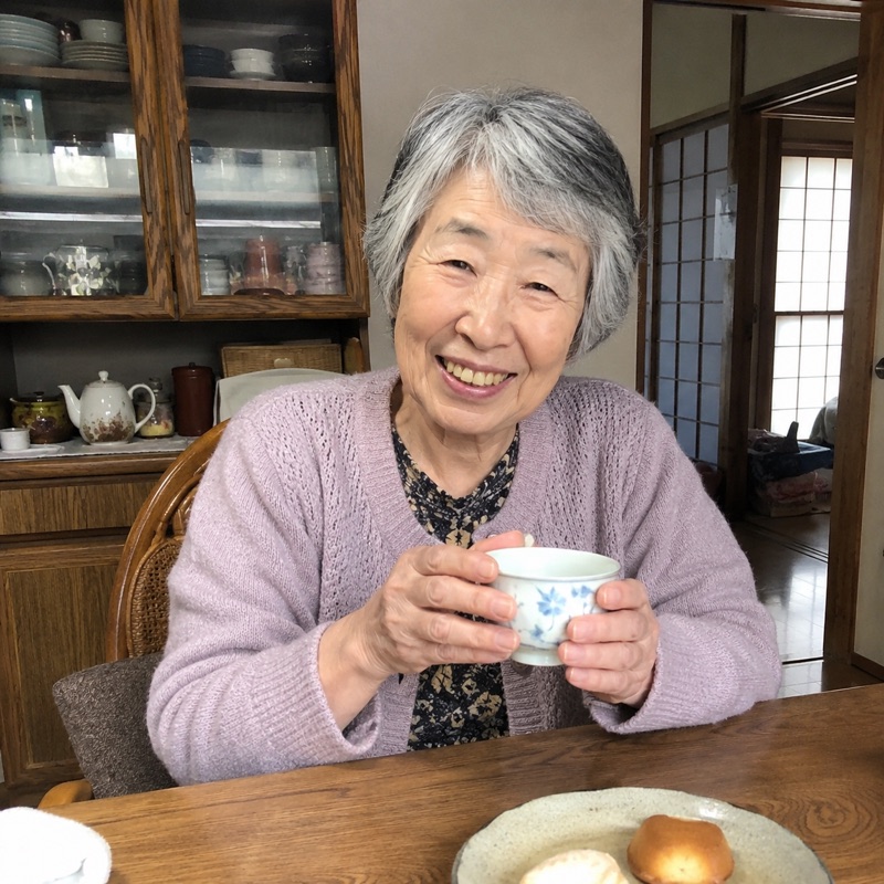 お茶を飲みながら笑顔の様子（イメージ）